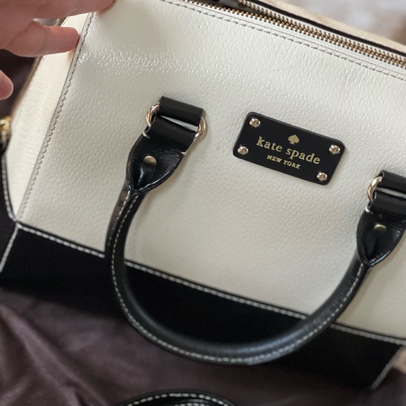 Kate Spade ♠️ Brand New Beautiful handbag or use it as crossbody. - Picture 6 of 10